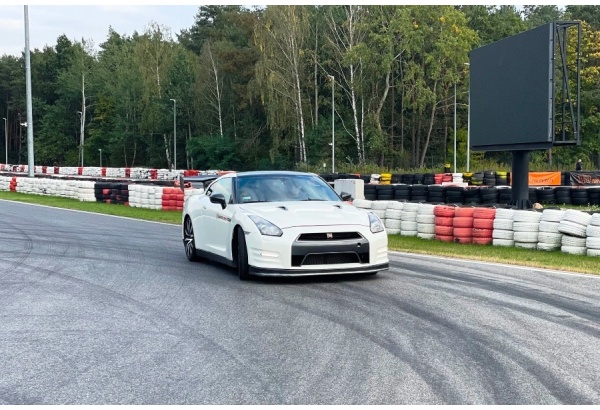 Jazda za kierownicą Nissan GTR z filmowaniem