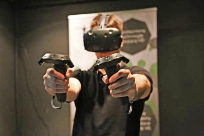 Gra wirtualnej rzeczywostości ze sprzętem Virtuix Omni dla 2 osób