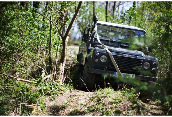 Jazda off road z nawigacją za kierownicą samochodu w Poznaniu