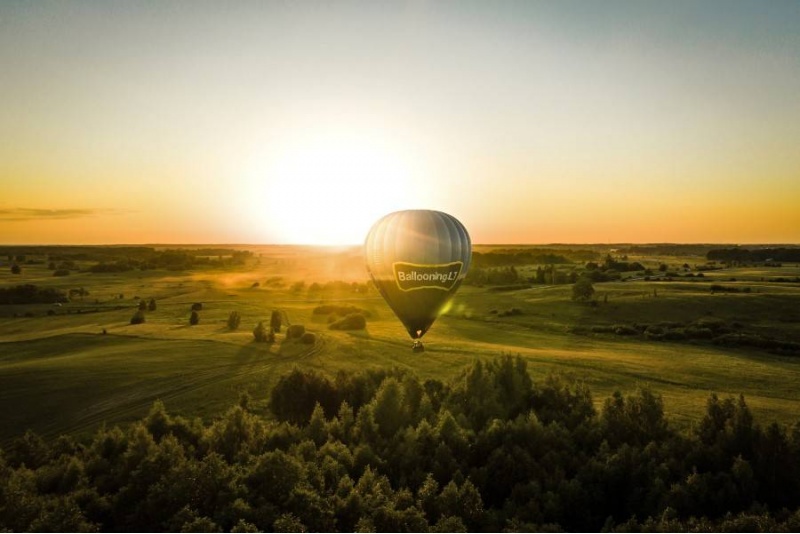 Poranny lot balonem na ogrzane powietrze w Wilnie lub Trokach z „Centrum Lotnictwa”