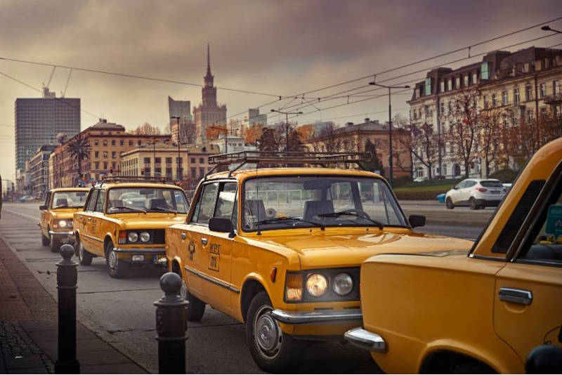 Zwiedzanie Warszawy z przewodnikiem na pokładzie Fiata 125p