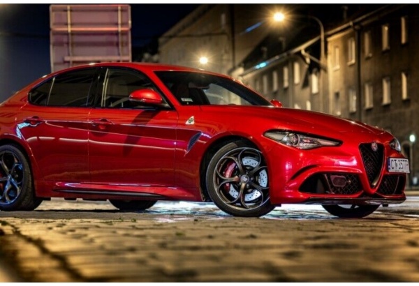 Jazda samochodem Alfa Romeo Giulia Quadrifoglio w fotelu kierowcy